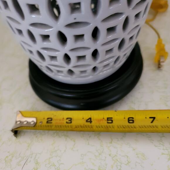 Chinoiserie Blanc de Chine pierce porcelain table lamp Black Base White Table - Picture 9 of 10